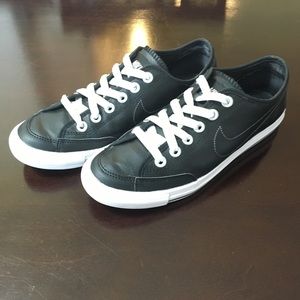 Nike Women's Leather GO Sneaker 7.5